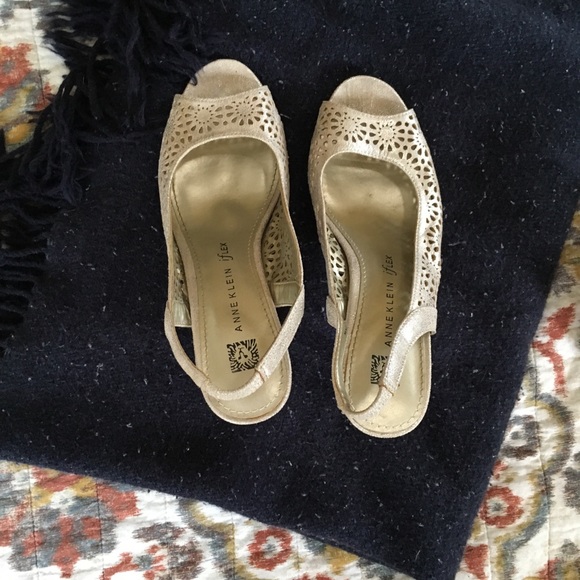 *Free with Purchase* Anne Klein “Odea” slingback heels - Picture 2 of 4